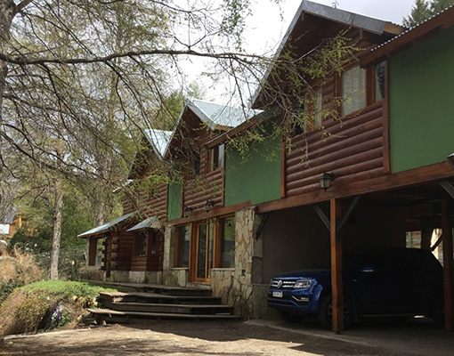 Casa Los Guindos rodeada de bosque patagónico